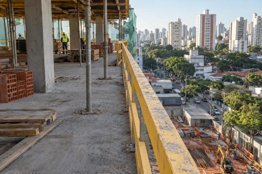 Borda da laje com a proteção completa instalada, vista do quarto pavimento